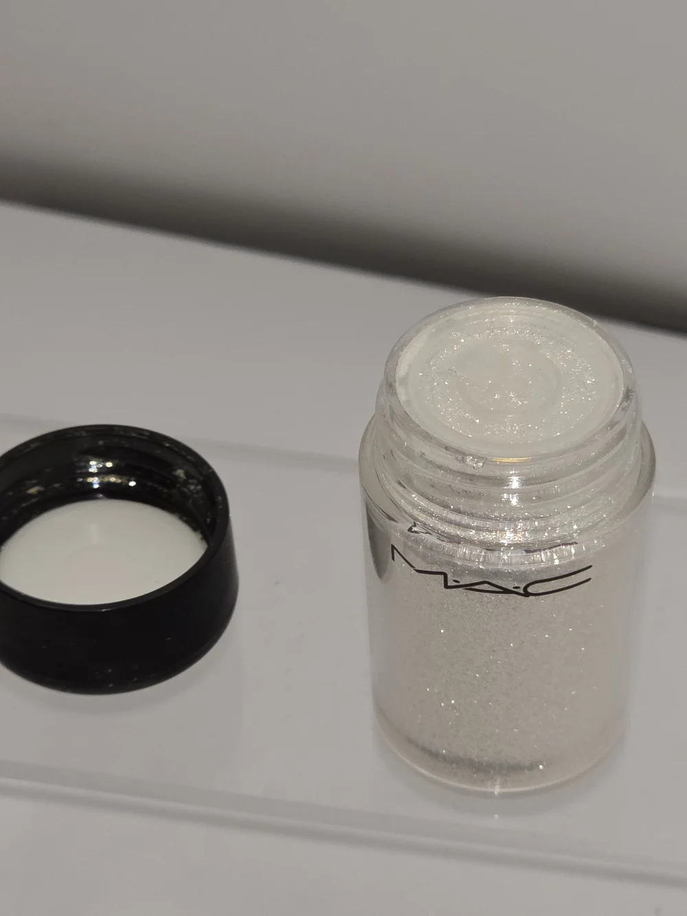 MAC Cosmetics REFLECTS GOLD Glitter- **DISCONTINUED!!**